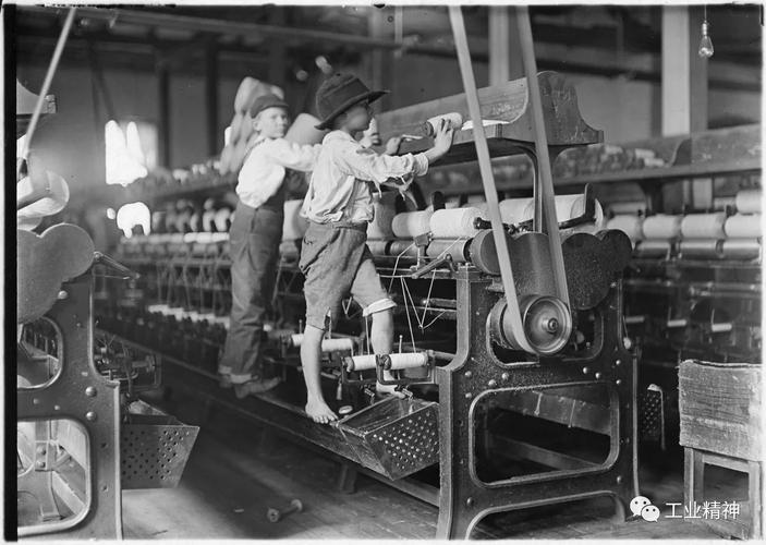 机械化棉纺厂生产线:水轮机和蒸汽机时代动力源通常在工厂外部,通过